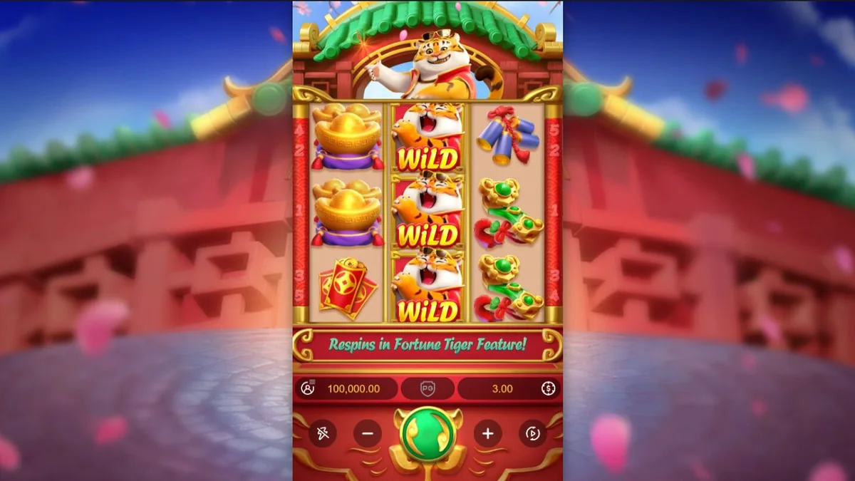 Isang makulay na visual ng Fortune Tiger slot na nagtatampok ng gintong tigre at mga simbolo ng kasaganaan.